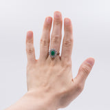 BAGUE DAISY EN OR BLANC 14K AVEC ÉMERAUDE (0,93CT CA.) ET DIAMANTS (0,80CTW CA.), 1950/60