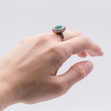 BAGUE DAISY EN OR BLANC 14K AVEC ÉMERAUDE (0,93CT CA.) ET DIAMANTS (0,80CTW CA.), 1950/60