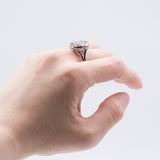 Anello in oro bianco 18k a toppa con diamanti taglio rosetta, anni 40