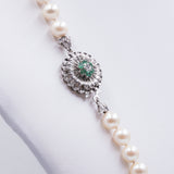 Collier de perles vintage avec susta en or blanc 18 carats avec émeraudes. années 60