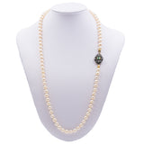 Collana di perle vintage con susta in oro e argento con smeraldo e rosette, anni 50