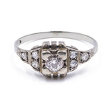 Bague ancienne en or blanc 18 carats avec diamant central (0,20 ct) et rosettes, années 1940