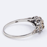 Bague ancienne en or blanc 18 carats avec diamant central (0,20 ct) et rosettes, années 1940