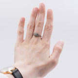 Bague ancienne en or blanc 18 carats avec diamant central (0,20 ct) et rosettes, années 1940