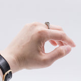 Bague ancienne en or blanc 18 carats avec diamant central (0,20 ct) et rosettes, années 1940