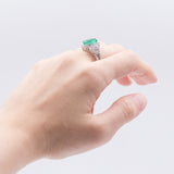 Anello in oro 18K con smeraldo centrale (3ct) e tempestato di diamanti (1.23ctw)