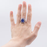 Bague en or blanc 18 carats avec tanzanite cabochon (7 ct) et diamants (0,45 ct)