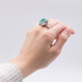 Anello a ballerina in oro 18k con smeraldo colombiano di circa 3.60ct e 80 diamanti di 2.24ct totali