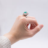 Anello a ballerina in oro 18k con smeraldo colombiano di circa 3.60ct e 80 diamanti di 2.24ct totali