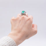 Anello a ballerina in oro 18k con smeraldo colombiano di circa 3.60ct e 80 diamanti di 2.24ct totali