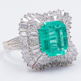 Anello a ballerina in oro 18k con smeraldo colombiano di circa 3.60ct e 80 diamanti di 2.24ct totali