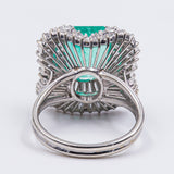 Anello a ballerina in oro 18k con smeraldo colombiano di circa 3.60ct e 80 diamanti di 2.24ct totali