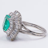 Anello a ballerina in oro 18k con smeraldo colombiano di circa 3.60ct e 80 diamanti di 2.24ct totali