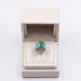 Anello a ballerina in oro 18k con smeraldo colombiano di circa 3.60ct e 80 diamanti di 2.24ct totali