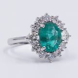 Bague marguerite en or blanc 18 carats avec émeraude centrale (2,10 ct) et diamants latéraux (1,20)
