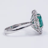 Bague marguerite en or blanc 18 carats avec émeraude centrale (2,10 ct) et diamants latéraux (1,20)