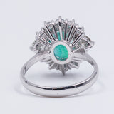 Bague marguerite en or blanc 18 carats avec émeraude centrale (2,10 ct) et diamants latéraux (1,20)