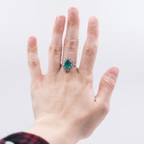 Bague marguerite en or blanc 18 carats avec émeraude centrale (2,10 ct) et diamants latéraux (1,20)