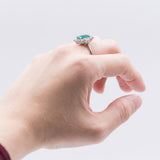 Bague marguerite en or blanc 18 carats avec émeraude centrale (2,10 ct) et diamants latéraux (1,20)