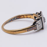 Anello trilogy antico in oro 18k con diamanti taglio vecchio e rosette, anni '30/'40