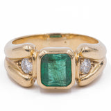 Anello vintage in oro giallo 18k con smeraldo (0.90ct) e due diamanti (0.24ctw), anni '70
