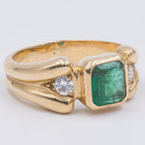 Anello vintage in oro giallo 18k con smeraldo (0.90ct) e due diamanti (0.24ctw), anni '70