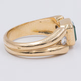 Anello vintage in oro giallo 18k con smeraldo (0.90ct) e due diamanti (0.24ctw), anni '70