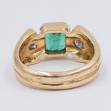 Anello vintage in oro giallo 18k con smeraldo (0.90ct) e due diamanti (0.24ctw), anni '70