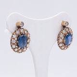 ORECCHINI VINTAGE IN ORO 18K CON ZAFFIRI (3.80CTW CA.) E DIAMANTI (2.60CTW CA.), ANNI ‘70