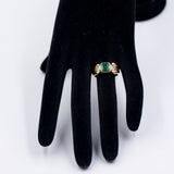 Anello vintage in oro giallo 18k con smeraldo (0.90ct) e due diamanti (0.24ctw), anni '70