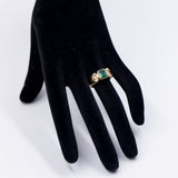Anello vintage in oro giallo 18k con smeraldo (0.90ct) e due diamanti (0.24ctw), anni '70