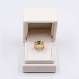 Anello vintage in oro giallo 18k con smeraldo (0.90ct) e due diamanti (0.24ctw), anni '70