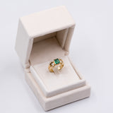Anello vintage in oro giallo 18k con smeraldo (0.90ct) e due diamanti (0.24ctw), anni '70