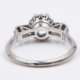 Anello antico in platino con diamante centrale (0.50ct) e contorno di diamanti . Anni '30