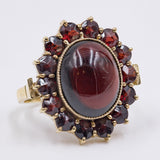 Anello vintage in oro 8k con granato cabochon e contorno di granati, anni '50