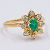 Anello vintage a margherita in oro 18K con smeraldo e diamanti (0.24ctw ca.), anni '70