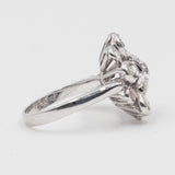 Bague vintage en or blanc 18 carats avec diamant central et rosaces, 1960