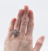 Bague vintage en or blanc 18 carats avec diamant central et rosaces, 1960