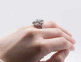 Bague vintage en or blanc 18 carats avec diamant central et rosaces, 1960