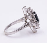 Anello vintage in oro bianco 18k con zaffiro centrale (2ct) e diamanti (1.4ct), anni '70