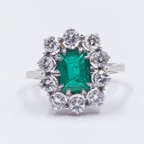 Anello in oro bianco 18k con smeraldo centrale e diamanti (1.3ct) , anni 50/60