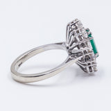 Anello in oro bianco 18k con smeraldo centrale e diamanti (1.3ct) , anni 50/60