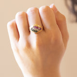 Anello tricolore in oro 18K con smeraldi, diamanti (0.28ctw ca.) e rubini, anni ‘60/‘70