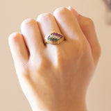 Anello tricolore in oro 18K con smeraldi, diamanti (0.28ctw ca.) e rubini, anni ‘60/‘70