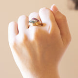 Anello tricolore in oro 18K con smeraldi, diamanti (0.28ctw ca.) e rubini, anni ‘60/‘70