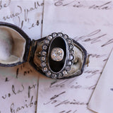 Anello antico in oro 18K e argento con diamanti e onice, primi del '900