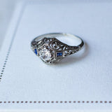 Anello Art Déco in oro bianco 18K con diamante centrale e zaffiri, anni '20/'30 - Antichità Galliera