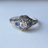 Anello Art Déco in oro bianco 18K con diamante centrale e zaffiri, anni '20/'30 - Antichità Galliera
