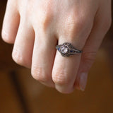 Anello Art Déco in oro bianco 18K con diamante centrale e zaffiri, anni '20/'30 - Antichità Galliera