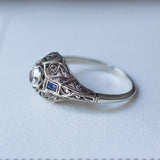 Anello Art Déco in oro bianco 18K con diamante centrale e zaffiri, anni '20/'30 - Antichità Galliera